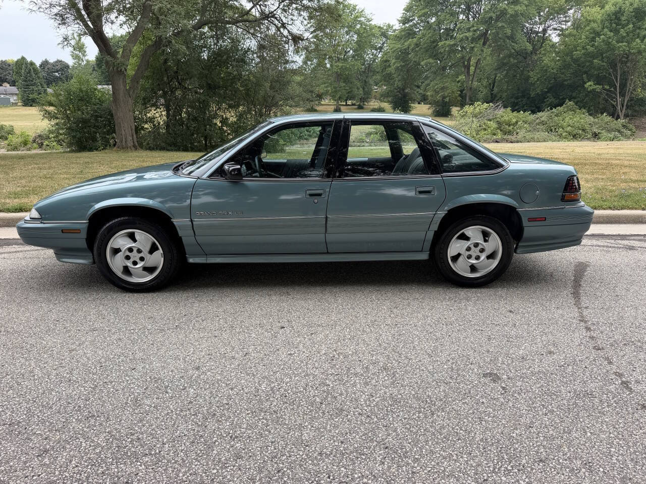 Used 1993 Pontiac Grand Prix LE FWD image 2