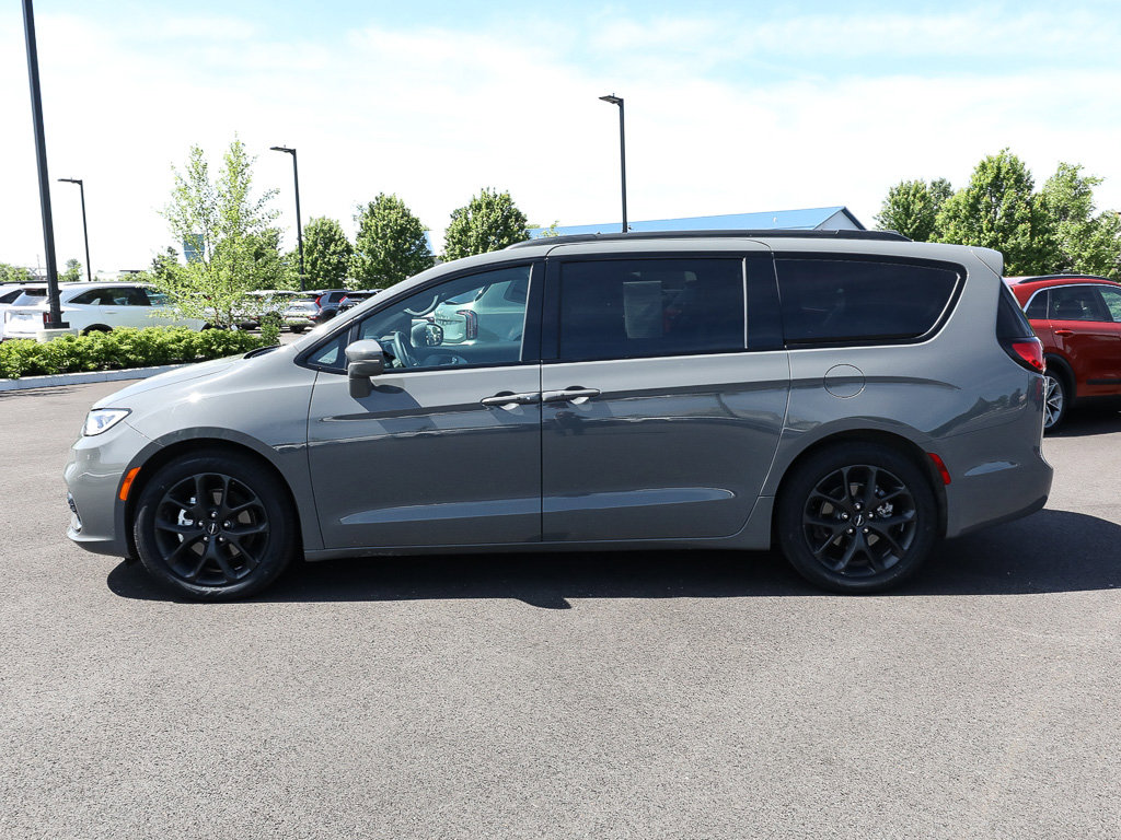 Used 2022 Chrysler Pacifica Touring-L w/ S Appearance Package FWD image 2
