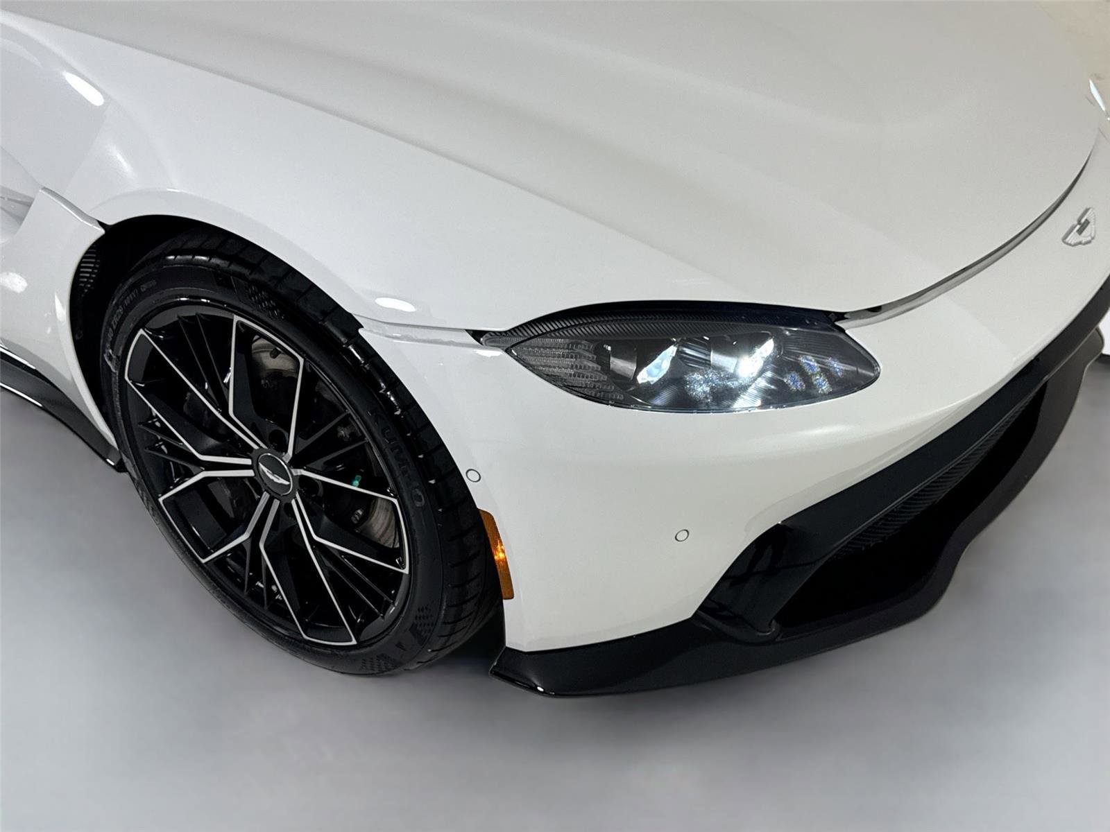 Used 2022 Aston Martin V8 Vantage Coupe RWD image 33