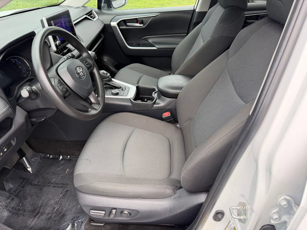 Used 2025 Toyota RAV4 XLE AWD/4WD image 3