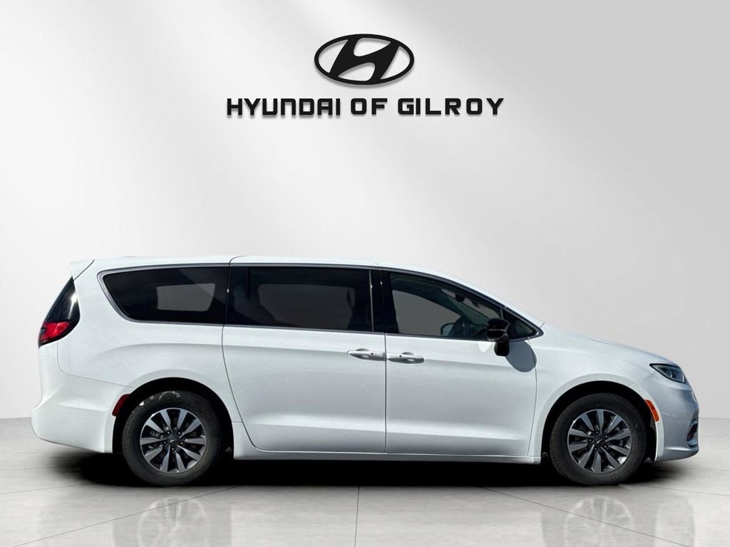 Used 2024 Chrysler Pacifica Select image 6