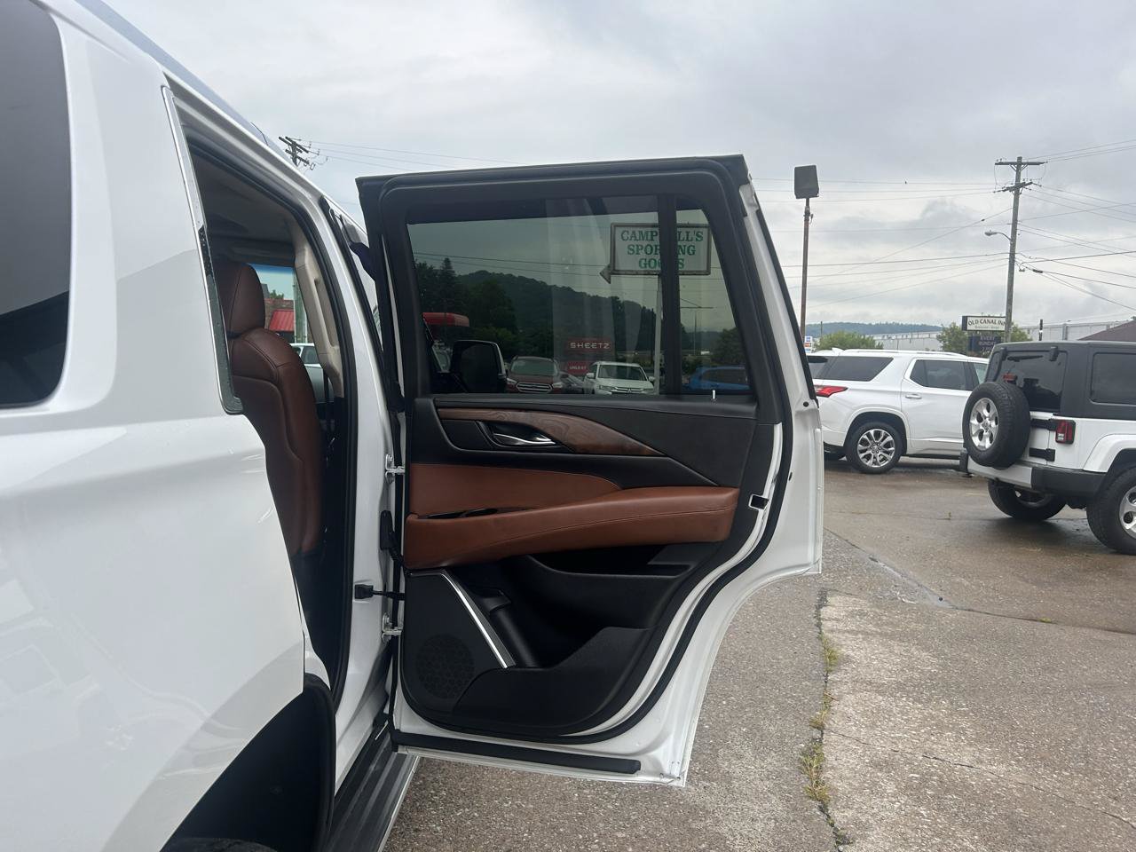 Used 2016 Cadillac Escalade Luxury AWD/4WD image 47