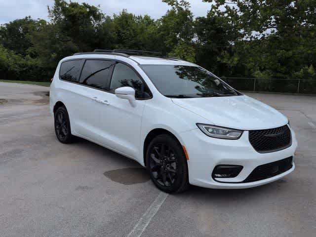 Used 2022 Chrysler Pacifica Limited w/ Uconnect Theater Family Group AWD/4WD image 2