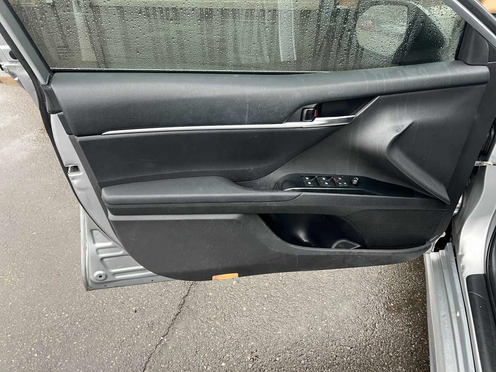 Used 2019 Toyota Camry SE FWD image 19