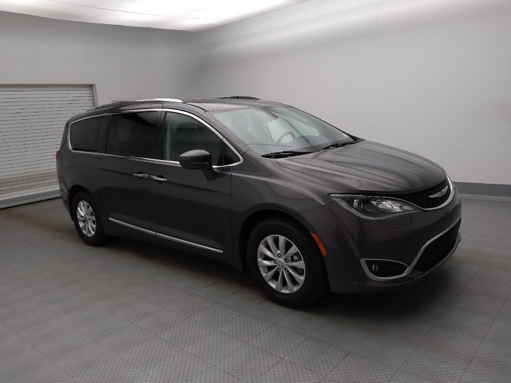 Used 2019 Chrysler Pacifica Touring-L FWD image 11