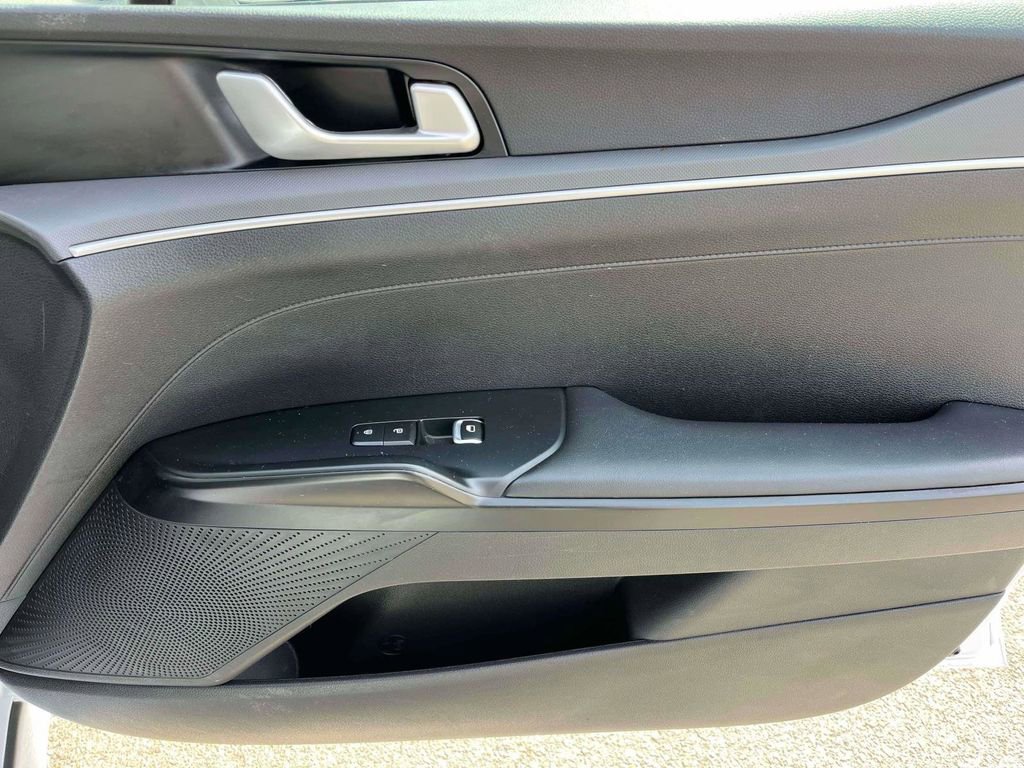Used 2022 Kia K5 LX image 9