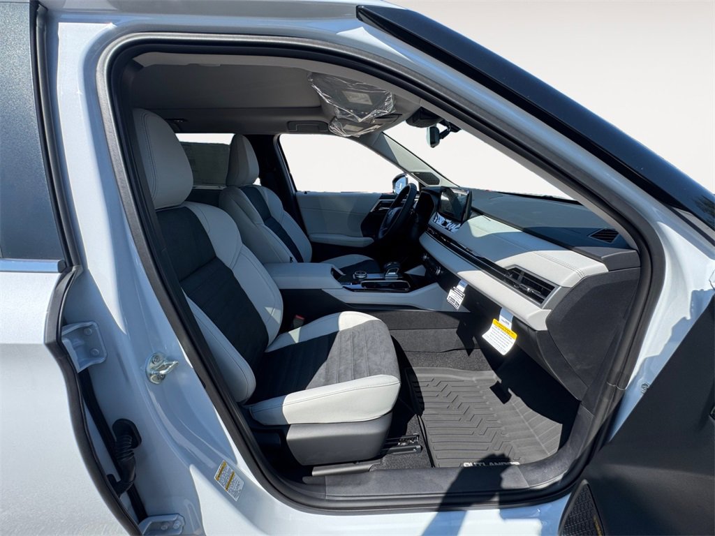 New 2025 Mitsubishi Outlander SE image 15