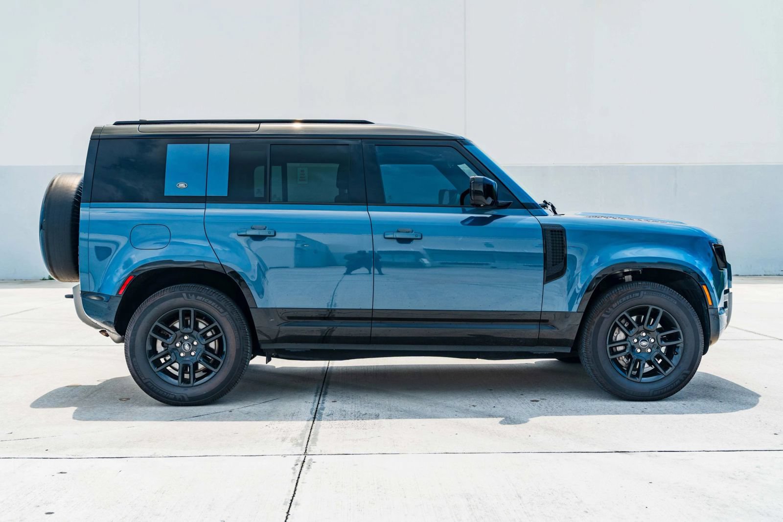 Used 2022 Land Rover Defender 110 X-Dynamic SE AWD/4WD image 11