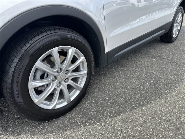 Used 2022 Cadillac XT4 Luxury w/ Cold Weather Package image 12