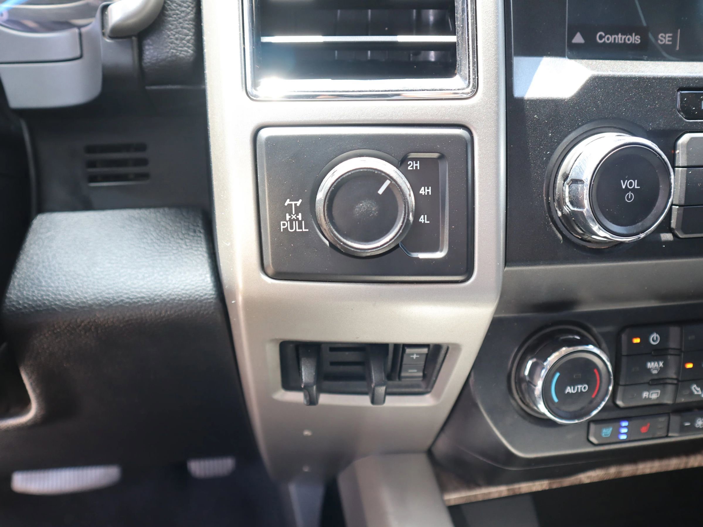 Used 2019 Ford F250 Lariat w/ Chrome Package image 18