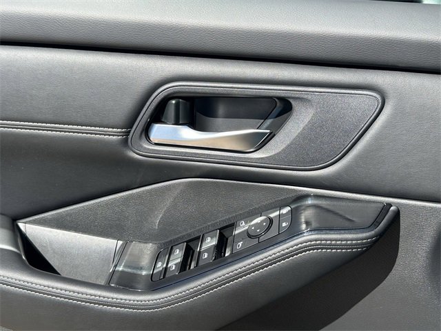 Used 2025 Nissan Rogue SV w/ SV Premium Package image 23