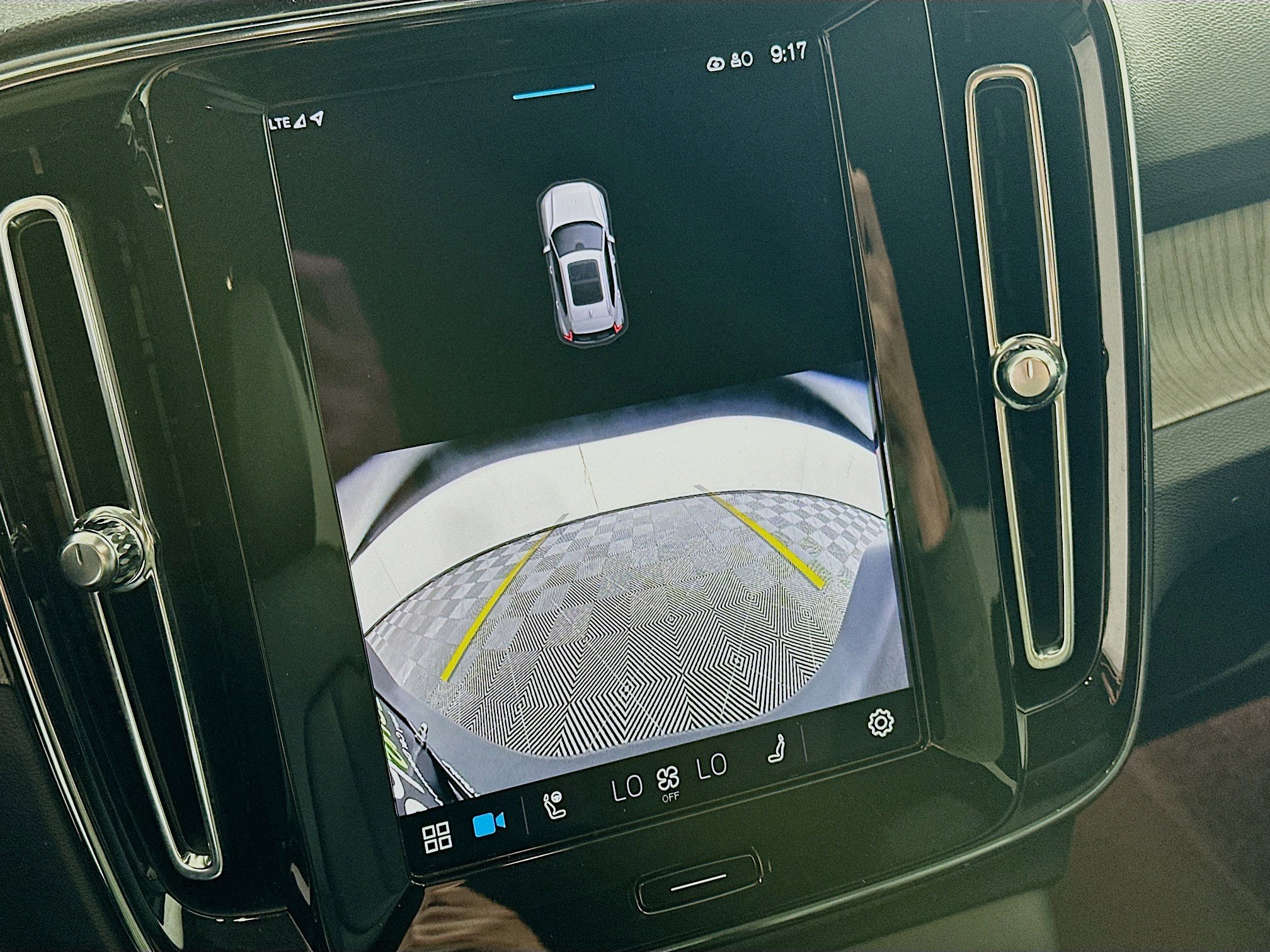 Used 2025 Volvo XC40 B5 Core image 23