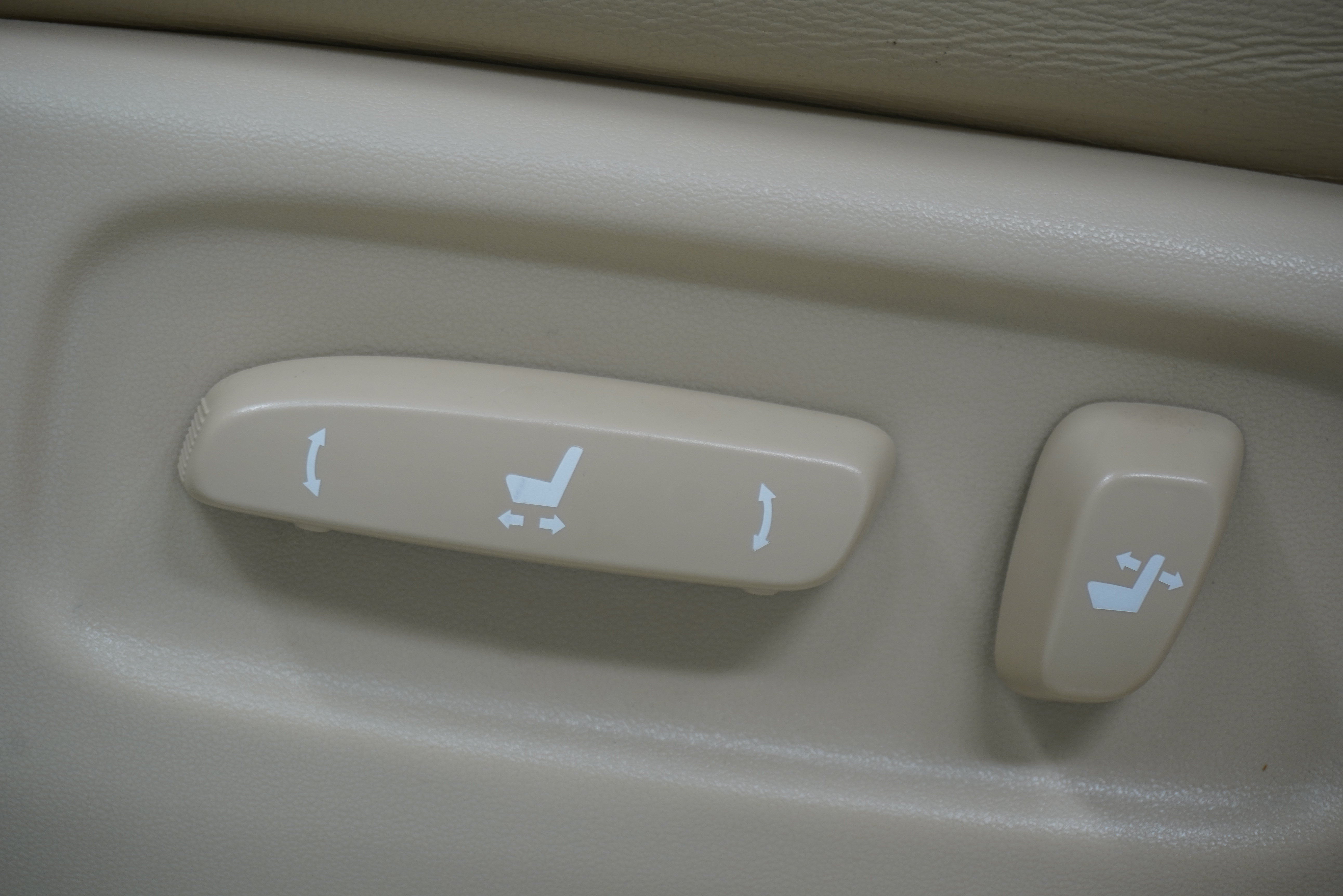 Used 2013 Lexus LX 570 4WD w/ Luxury Pkg w/Pre-crash image 17
