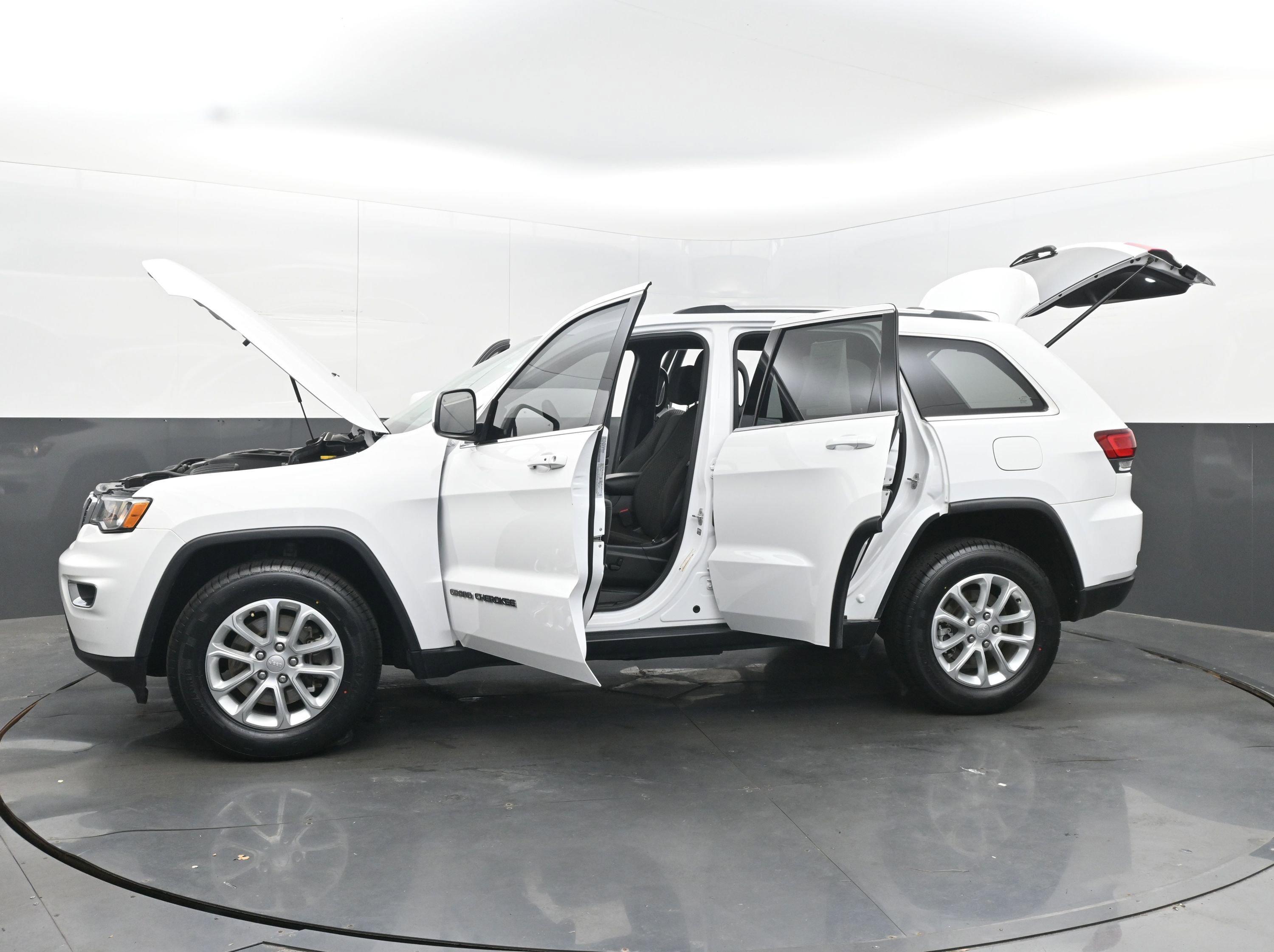 Used 2021 Jeep Grand Cherokee Laredo image 41