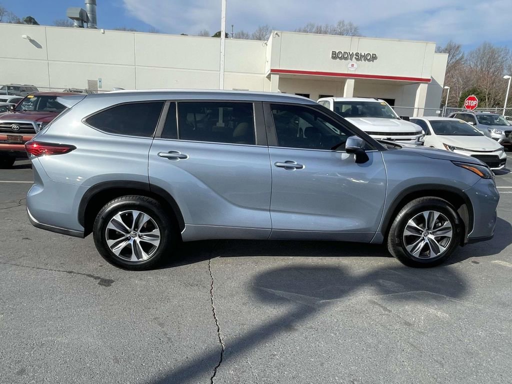 Used 2023 Toyota Highlander XLE image 11
