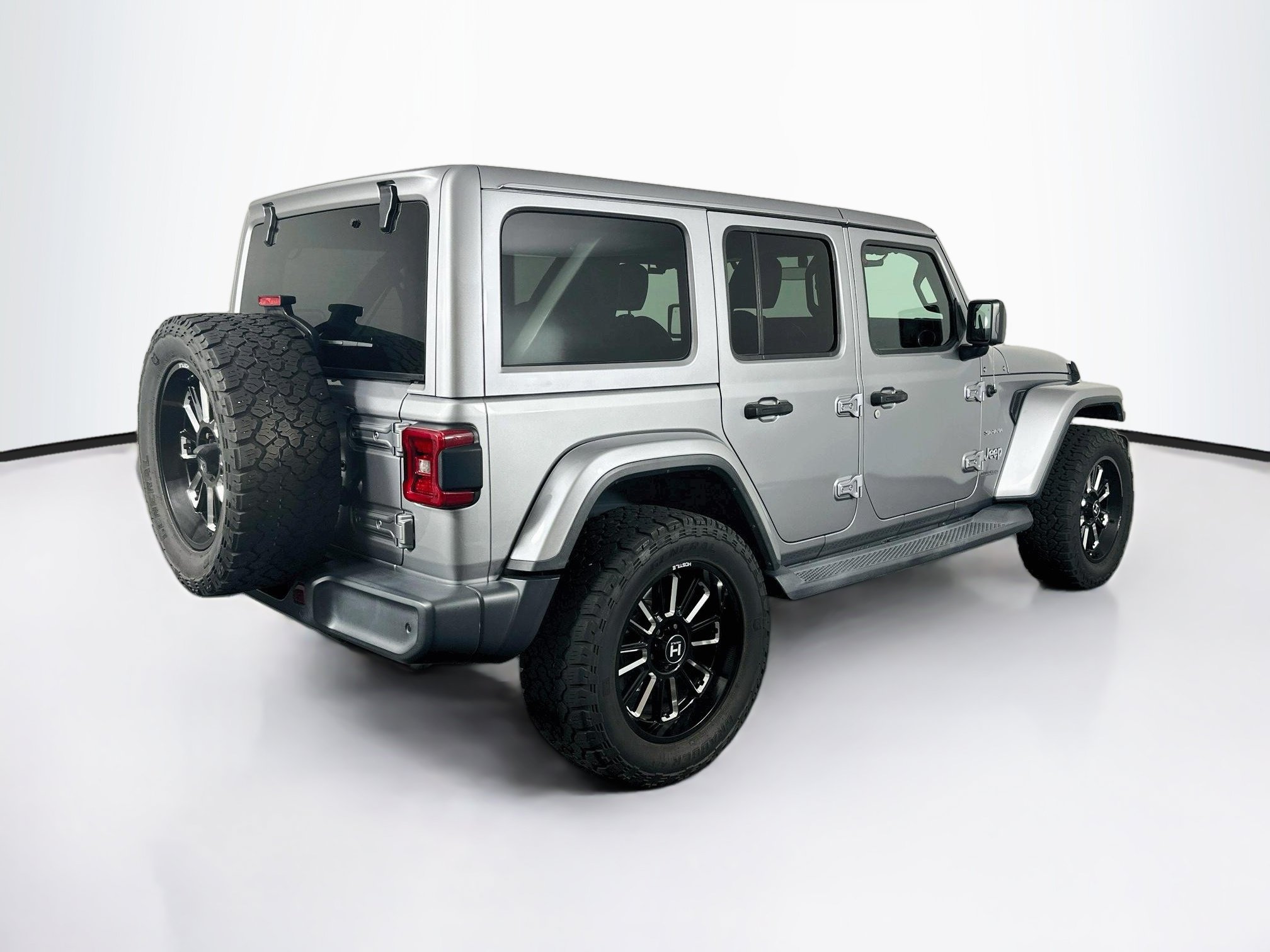 Used 2018 Jeep Wrangler Unlimited Sahara AWD/4WD image 9