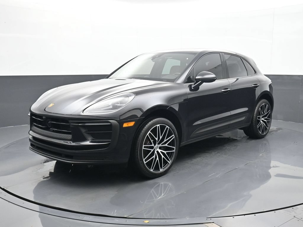 Certified 2025 Porsche Macan AWD/4WD image 1