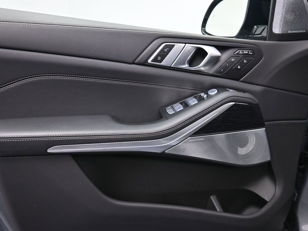 Used 2025 BMW X7 M60i w/ Executive Package image 9