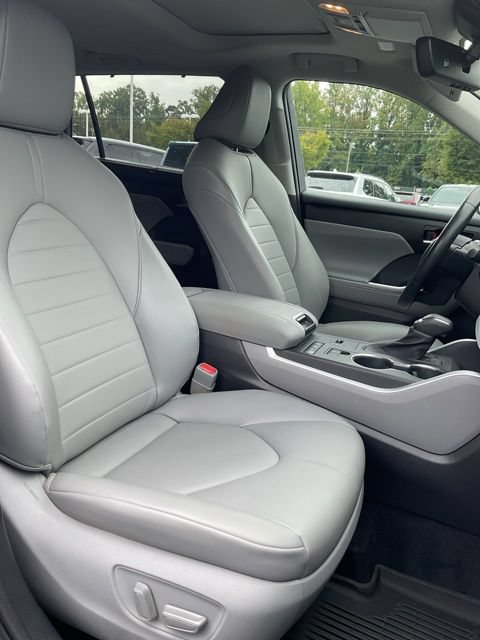 Used 2021 Toyota Highlander XLE AWD/4WD image 17