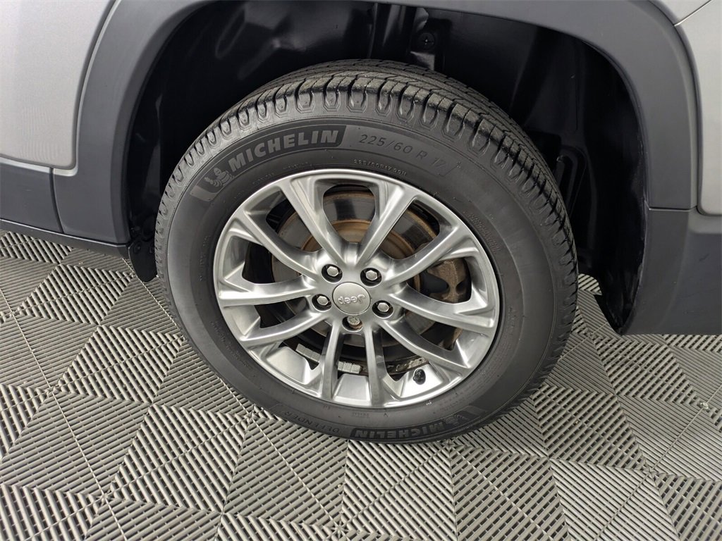 Used 2019 Jeep Cherokee Latitude Plus w/ Comfort/Convenience Group image 19