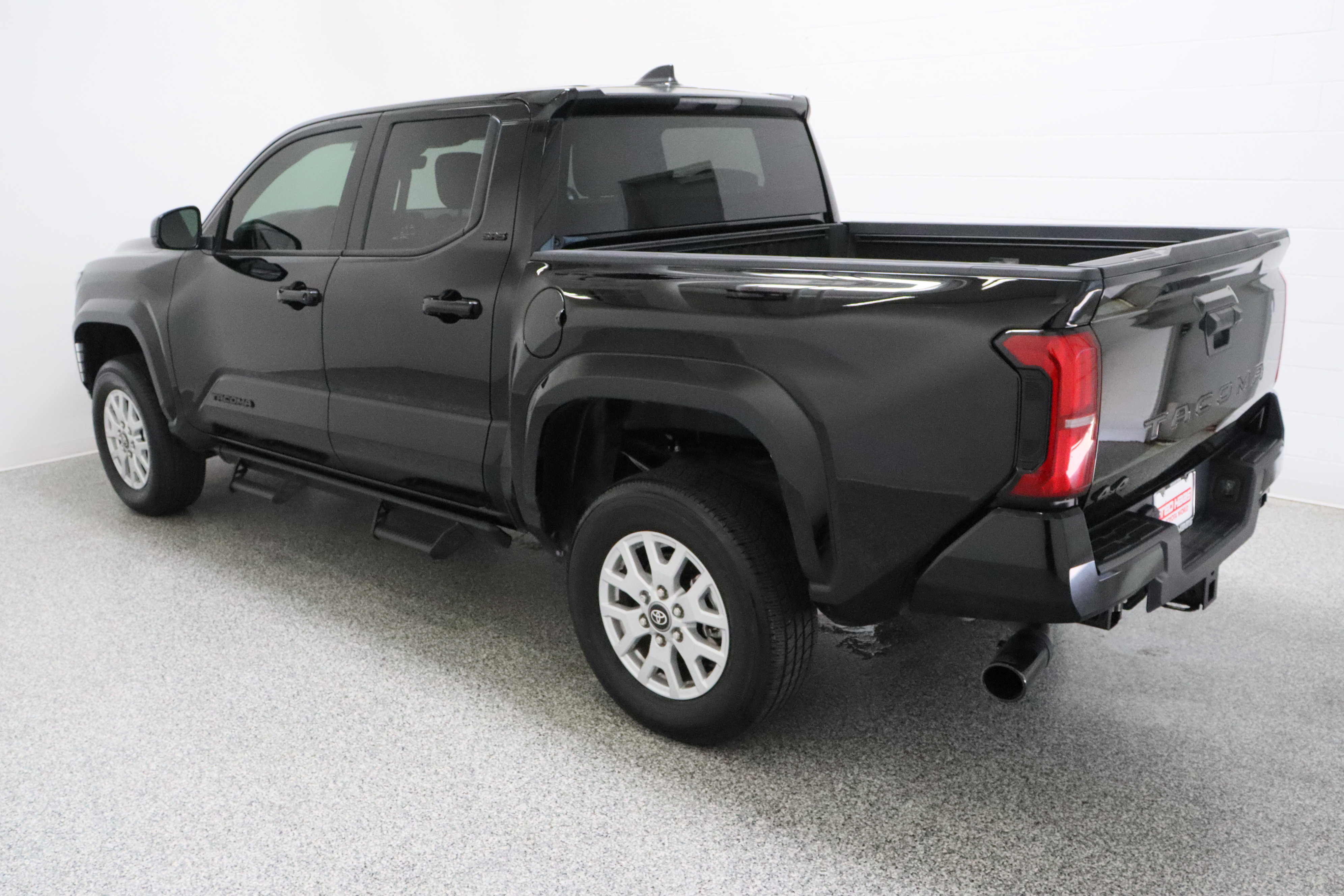 Used 2025 Toyota Tacoma SR5 AWD/4WD image 9