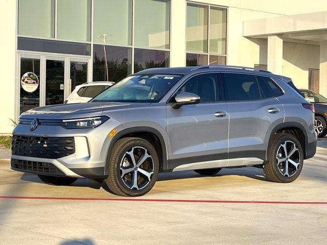 New 2025 Volkswagen Tiguan SE FWD image 2