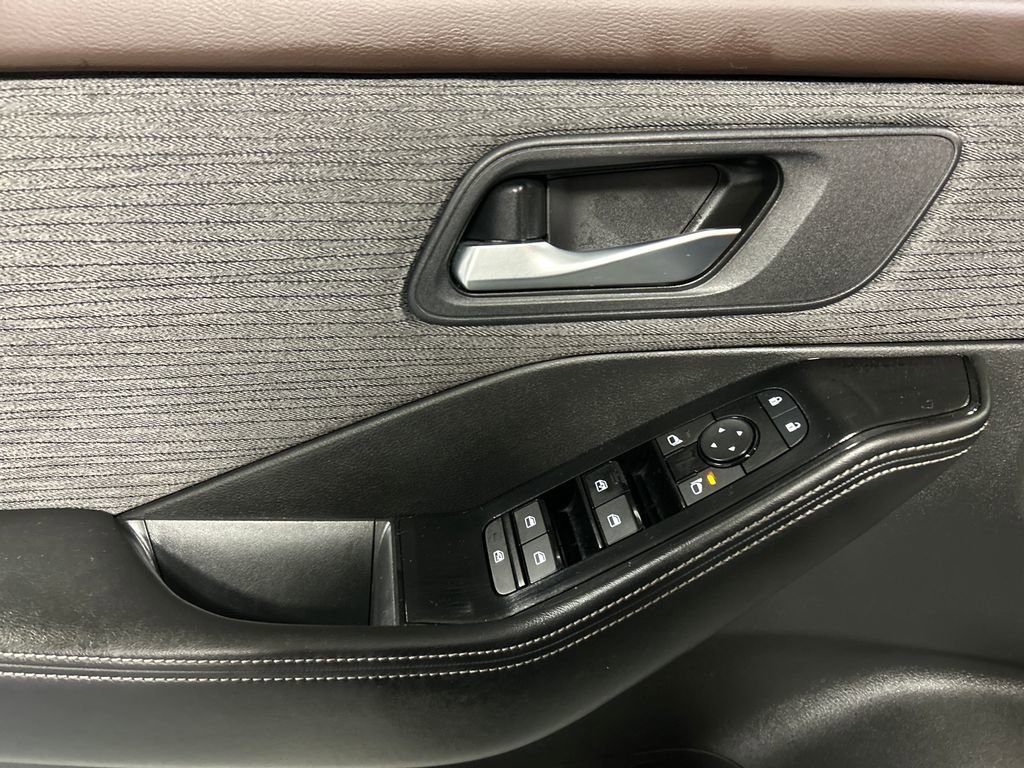 Used 2023 Nissan Rogue SV image 12