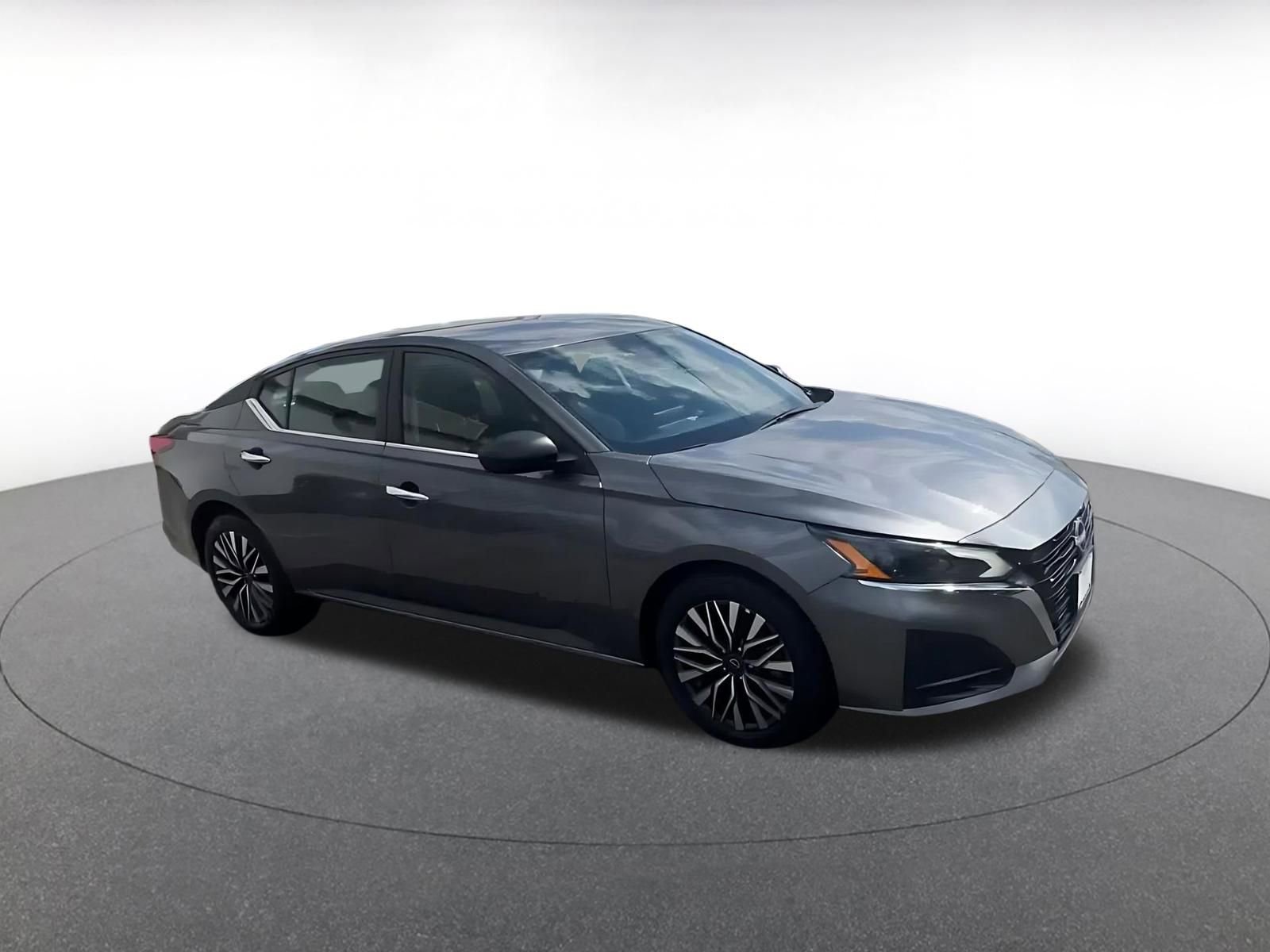 Used 2025 Nissan Altima 2.5 SV FWD image 2