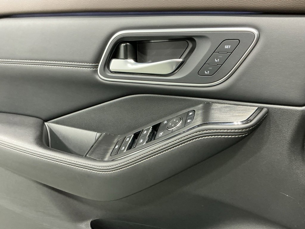 Used 2023 Nissan Rogue Platinum w/ Platinum Premium Package image 16