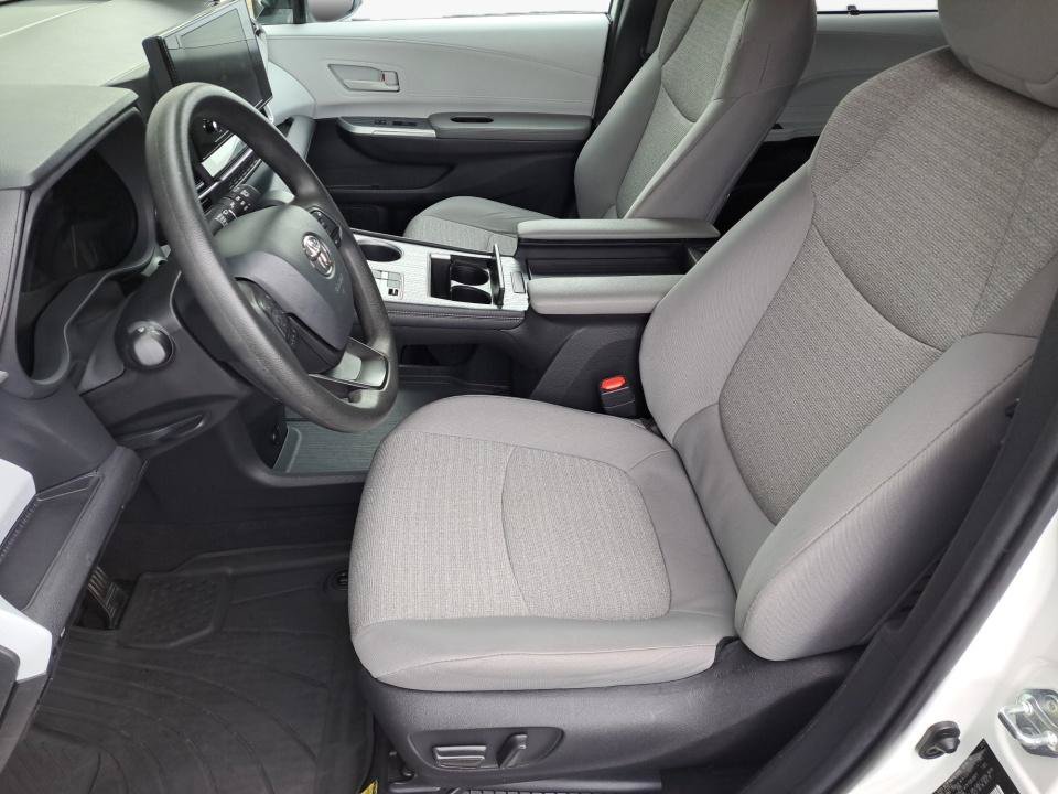 Used 2025 Toyota Sienna LE AWD/4WD image 11