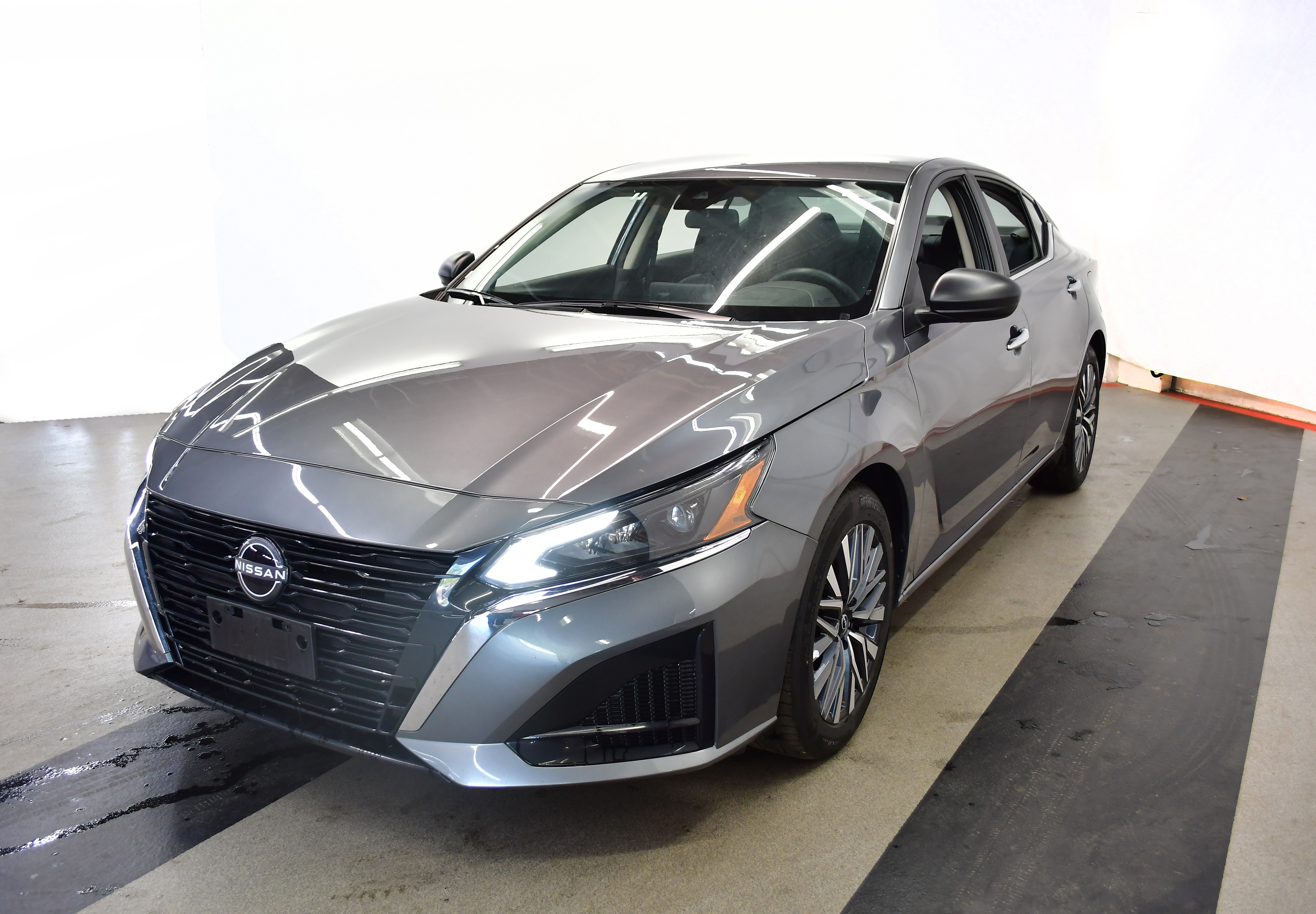 Used 2025 Nissan Altima 2.5 SV FWD image 4