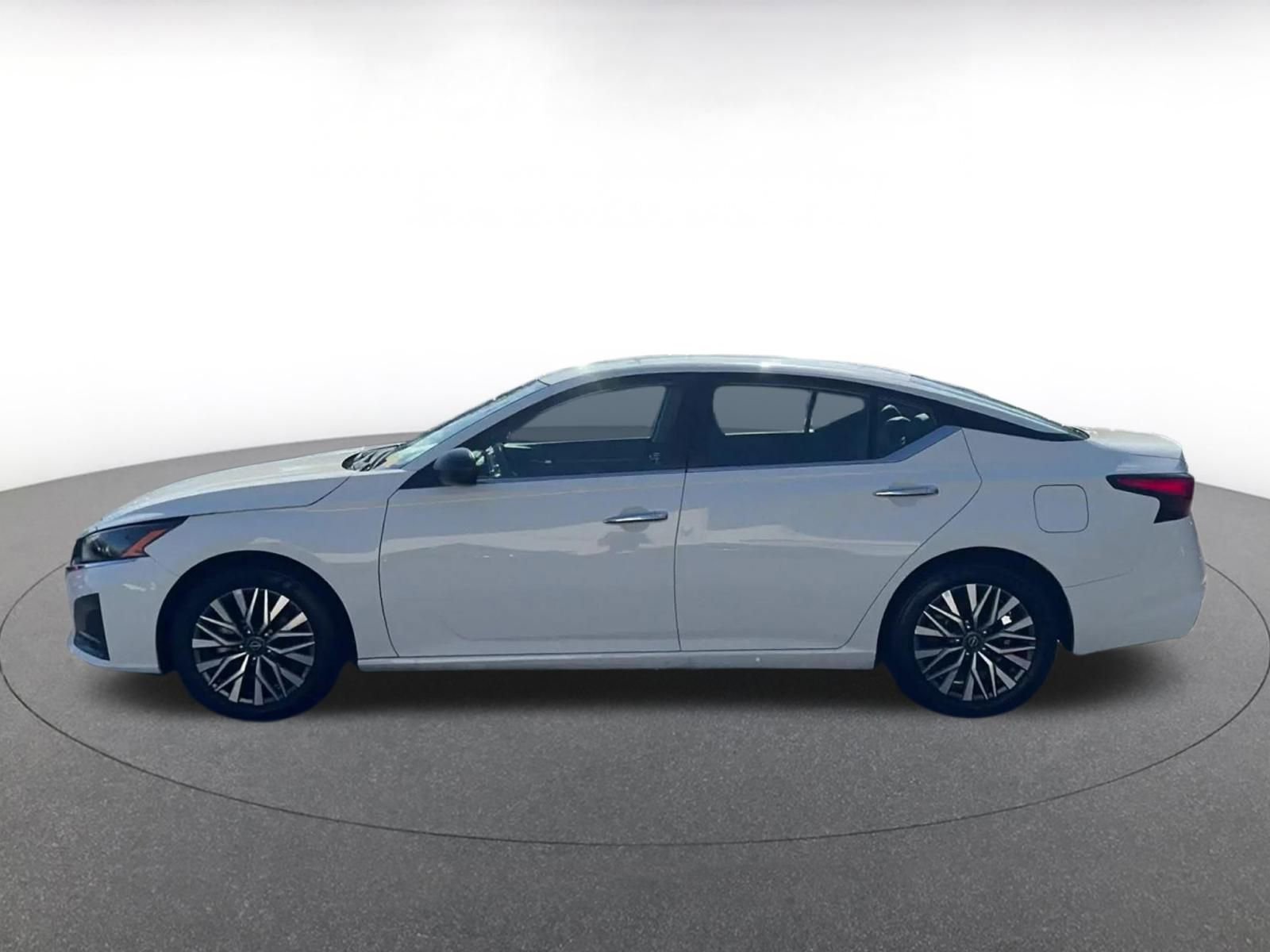 Used 2025 Nissan Altima 2.5 SV image 9