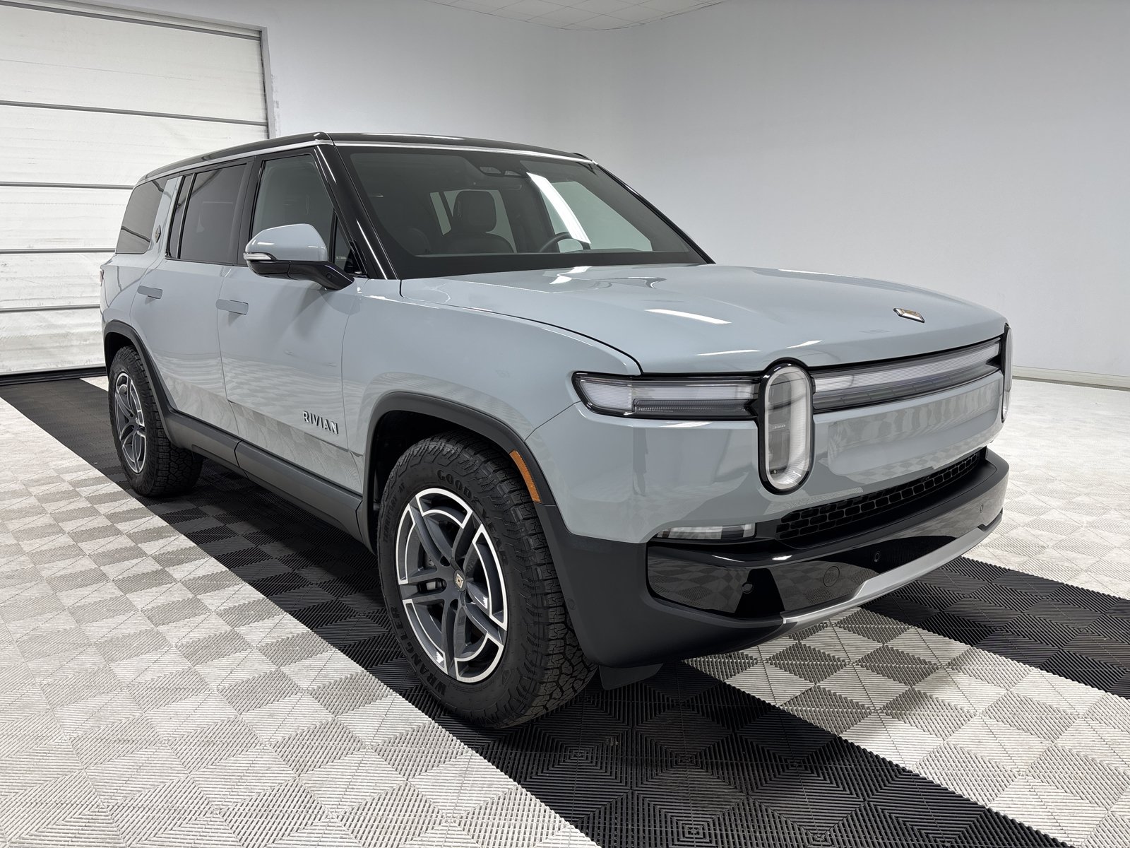 Used 2025 Rivian R1S Adventure AWD/4WD image 7