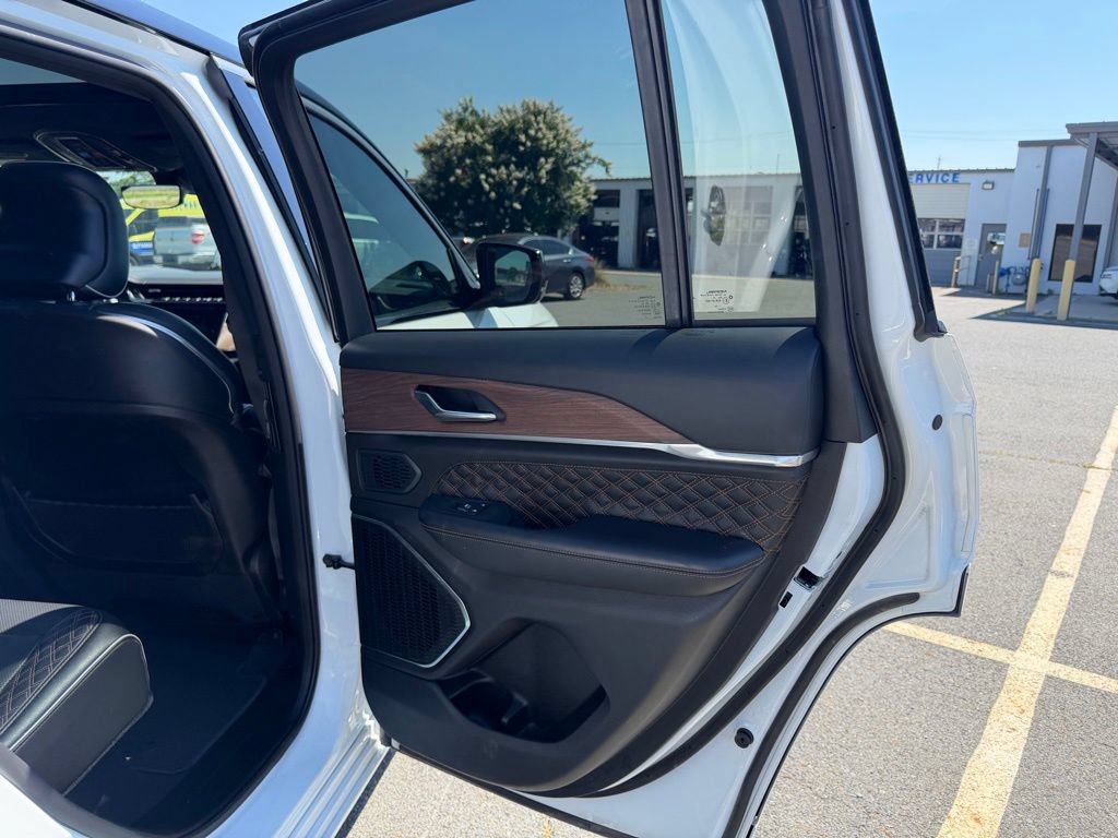 Used 2025 Jeep Grand Cherokee Summit AWD/4WD image 35