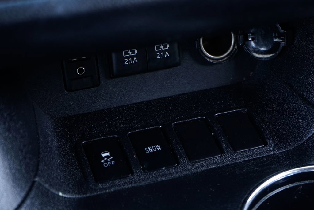 Used 2017 Toyota Highlander LE FWD image 27