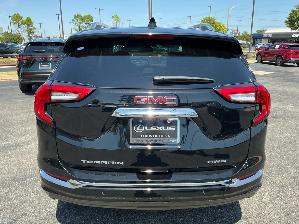 Used 2024 GMC Terrain Denali w/ Denali Premium Package AWD/4WD image 4