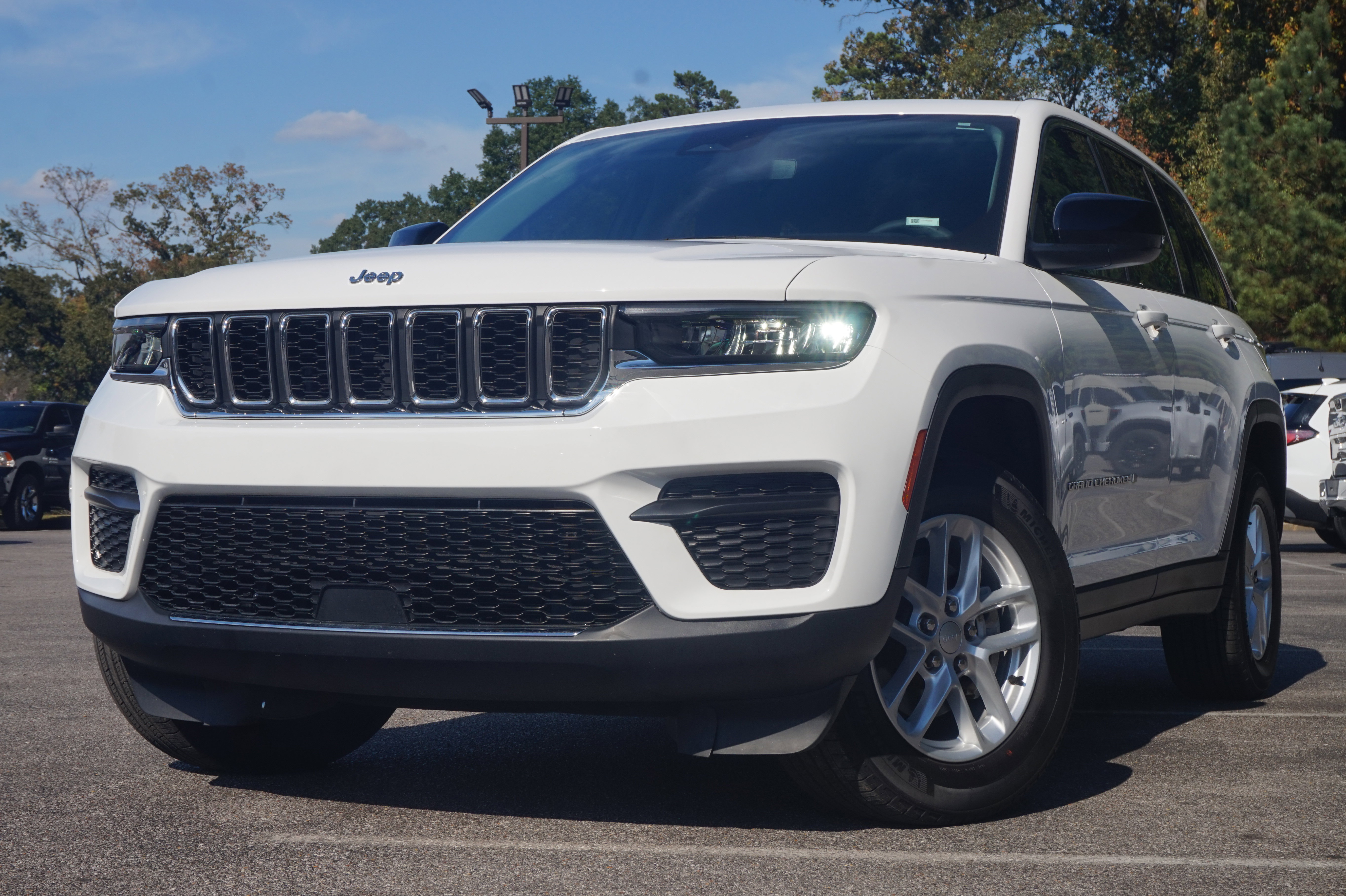 Used 2023 Jeep Grand Cherokee Laredo w/ Luxury Tech Group I image 4