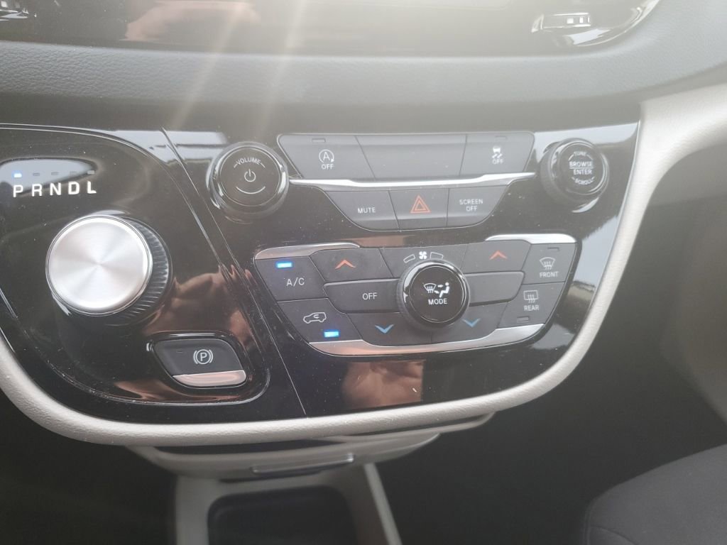 Used 2022 Chrysler Voyager LX image 11