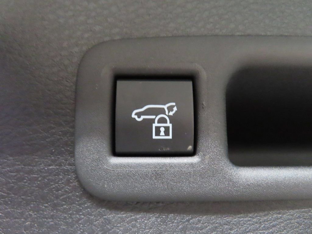 Used 2025 Toyota Sienna XSE image 34