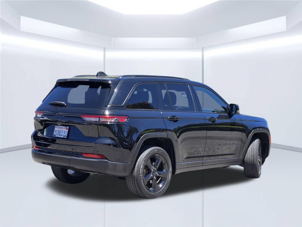 Used 2023 Jeep Grand Cherokee Altitude AWD/4WD image 5