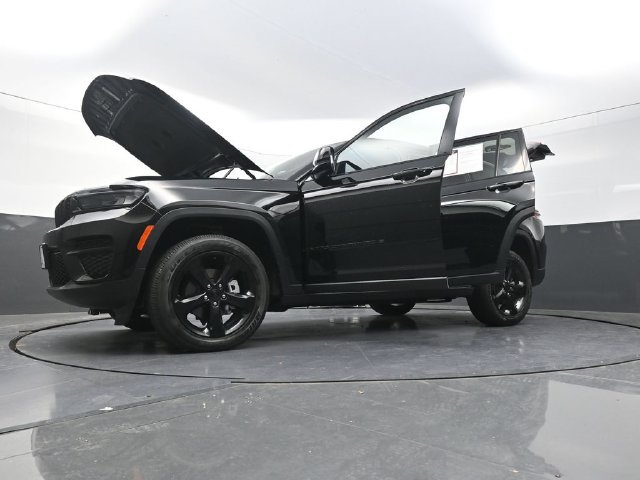 Used 2025 Jeep Grand Cherokee Altitude AWD/4WD image 32
