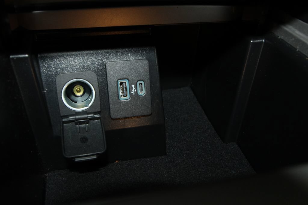 Used 2024 Ford Explorer XLT w/ Equipment Group 202A AWD/4WD image 17