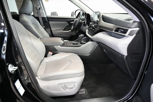 Used 2021 Toyota Highlander XLE image 11