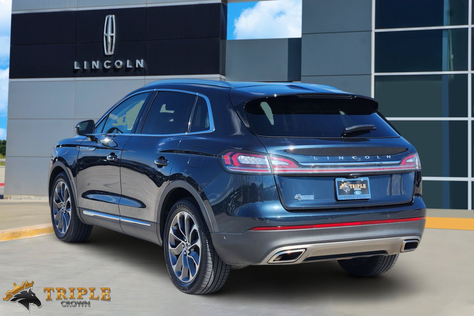 Used 2022 Lincoln Nautilus Reserve w/ Equipment Group 201A FWD image 4