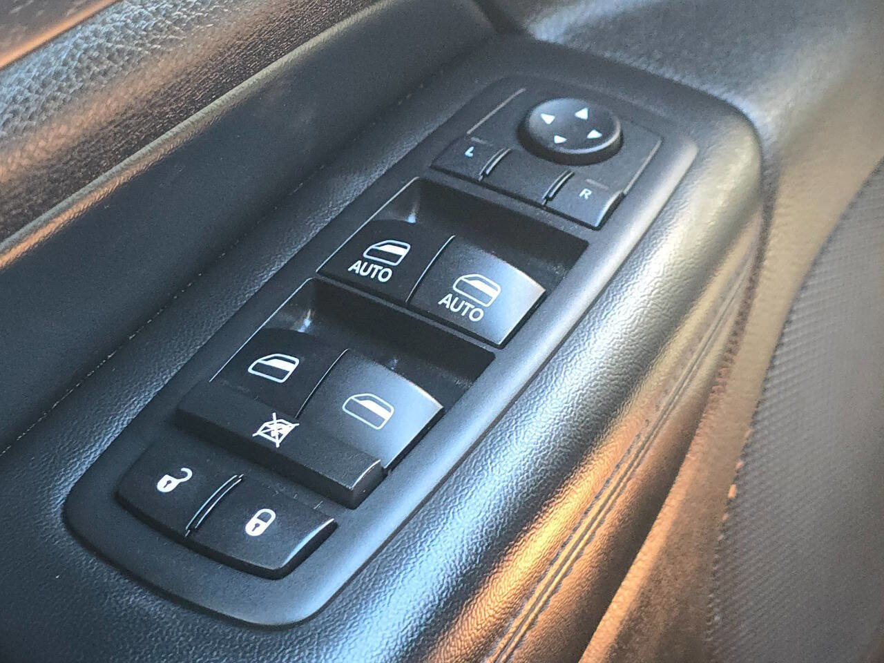 Used 2017 Jeep Grand Cherokee Altitude image 25