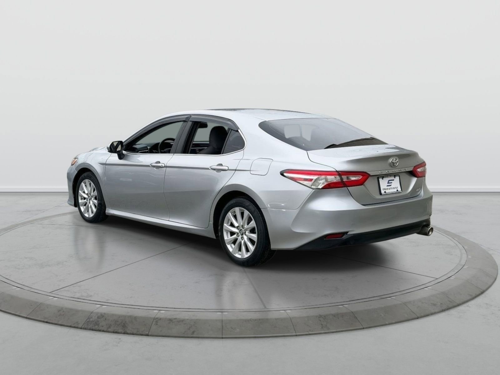 Used 2018 Toyota Camry LE image 5