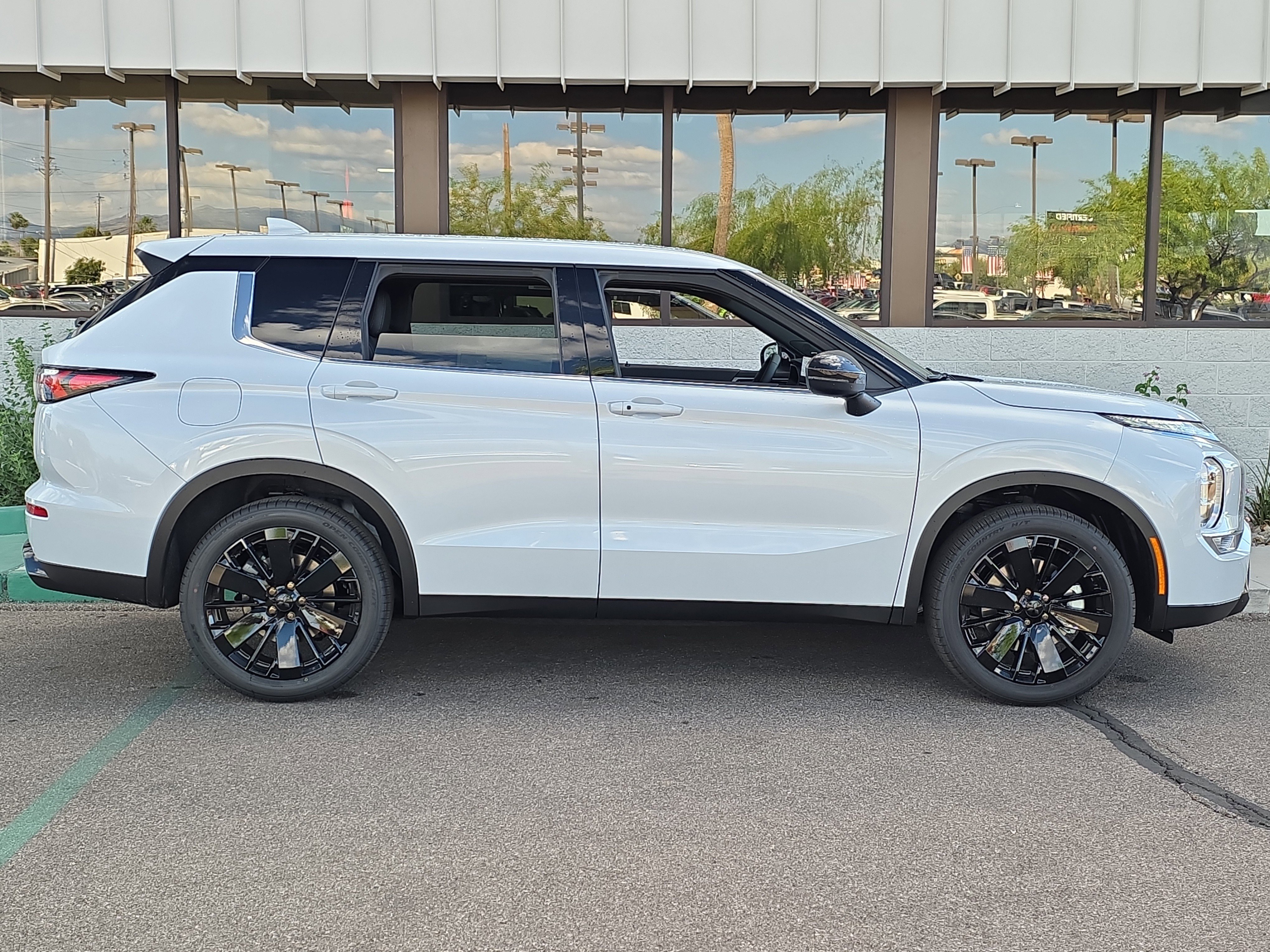 New 2026 Mitsubishi Outlander LE FWD image 10