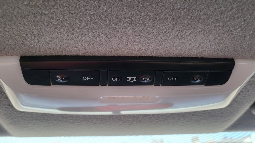 Used 2019 Nissan Kicks S image 33