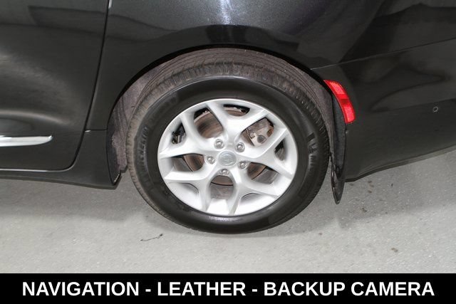 Used 2020 Chrysler Pacifica Touring-L Plus w/ Tire & Wheel Group FWD image 11