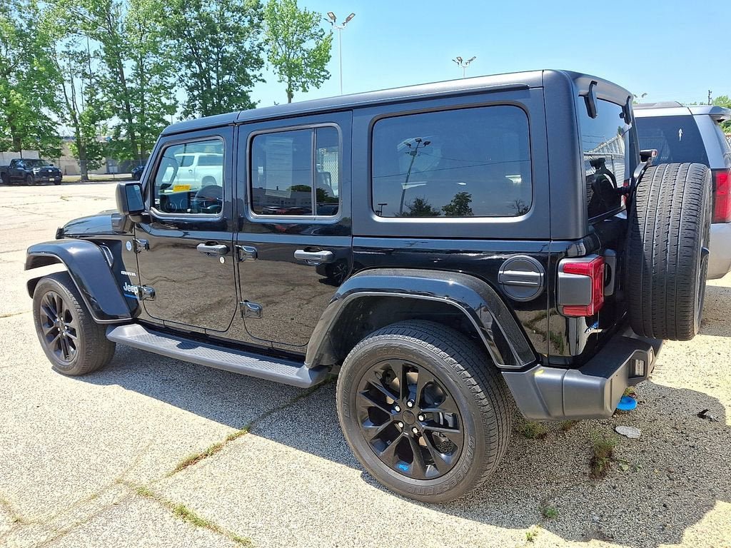 Used 2023 Jeep Wrangler Unlimited Sahara w/ Cold Weather Group AWD/4WD image 10